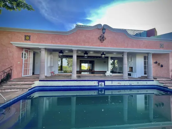 Casa en Lomas de Atzingo | Espacios Amplios, Alberca con Jacuzzi y Excelentes Acabados