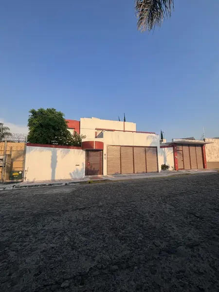 Residencia en venta con amplio jardin en Santa Cruz Guadalupe