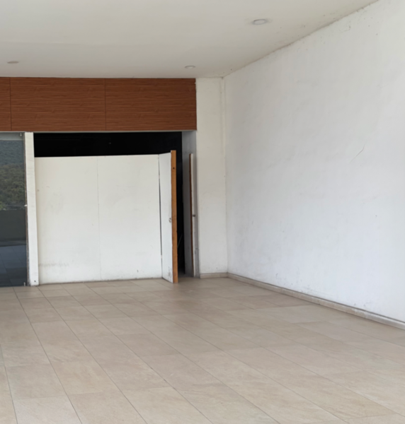 Local en renta ideal para consultorio, en plaza en Valle Poniente.