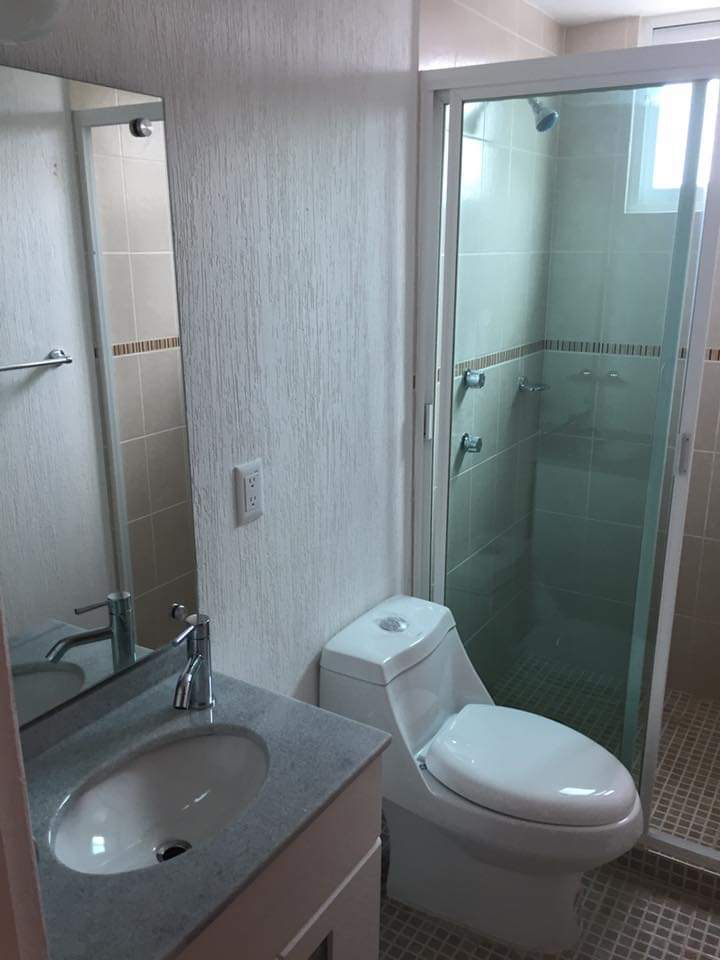 Baño completo del departamento en renta en Tlalnepantla de Baz