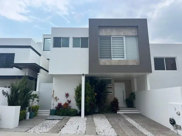 CASA EN VENTA EN CUMBRES DEL LAGO JURIQUILLA