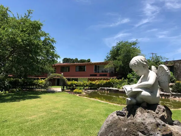 Propiedad en Venta | Espectacular Jardín con Cascada y Gran Potencial