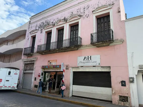 Edificio a unos pasos de la Catedral de Mérida
