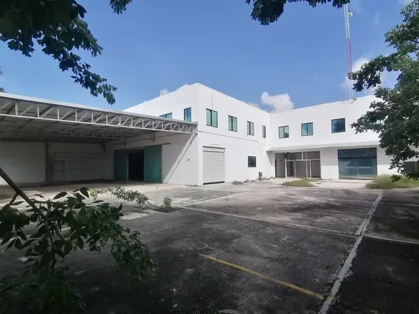 Propiedad sobre Avenida, con bodega y oficinas
