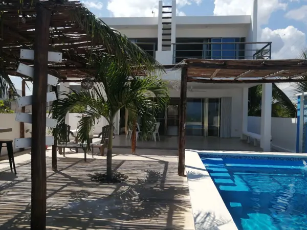 Casa en Esquina con Vista al Mar (2da Fila)