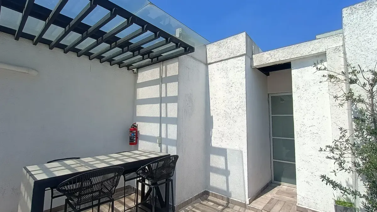 Vista 3 de Departamento en Venta en Roma Sur, Cd. de México: Balcón y Estacionamiento