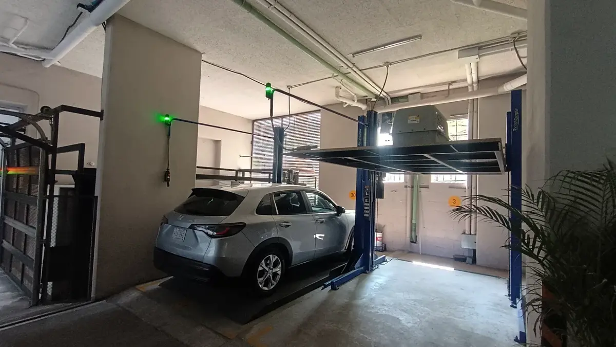 Vista 2 de Departamento en Venta en Roma Sur, Cd. de México: Balcón y Estacionamiento