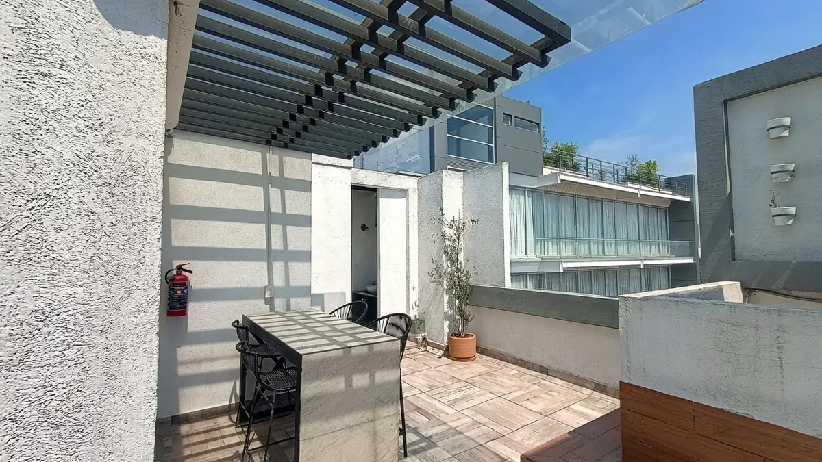 Vista 4 de Departamento en Venta en Roma Sur, Cd. de México: Balcón y Estacionamiento
