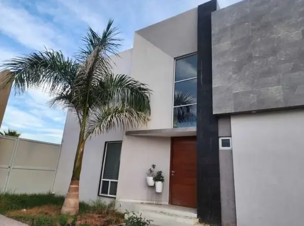 CASA EN VENTA CON HABITACION EN PLANTA BAJA