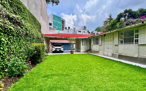 Casa con 500m2 terreno con Uso de Suelo Mixto, jardin y amplio estacionamiento