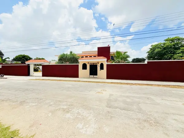 Casa con 4 Recámaras, Amplio Terreno y Piscina en la Col. Juan B. Sosa, Mérida.