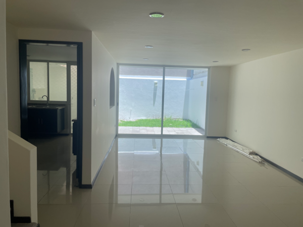 Excelente casa en renta a una calle de camino real cerca a la universidad Madero.