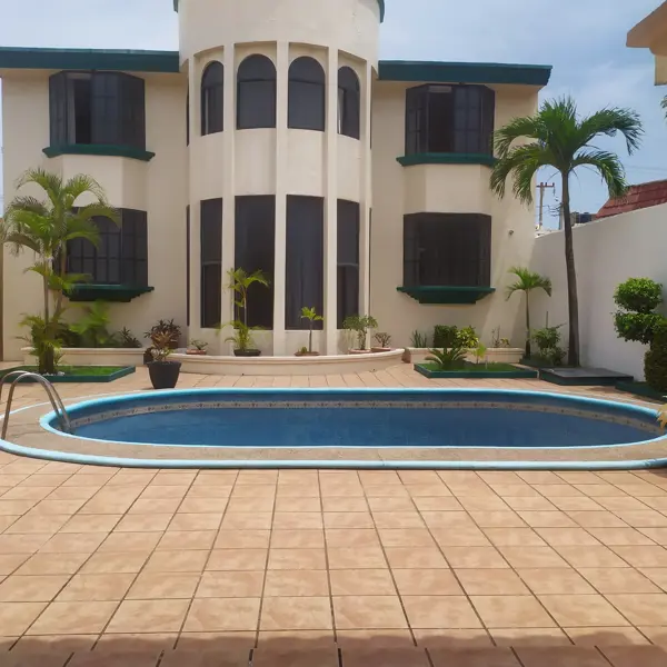 HERMOSA RESIDENCIA A 200 METROS DEL MAR