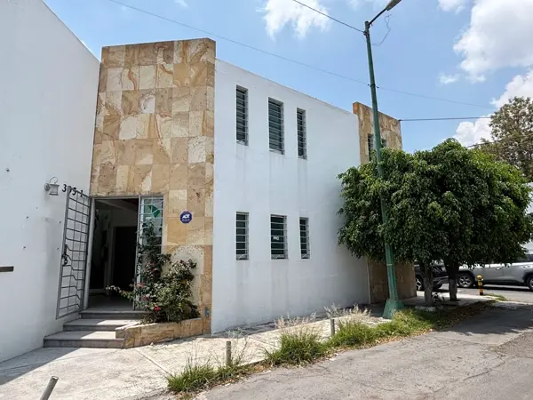 Renta oficinas con servicios. Col. El Carmen