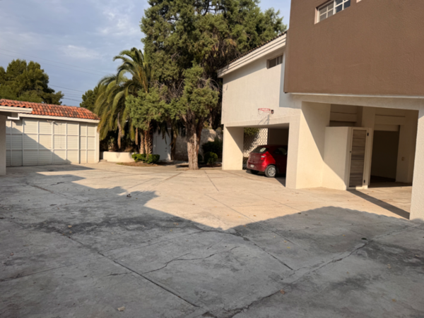 Amplia casa al norte de Saltillo para familia, oficina o escuela