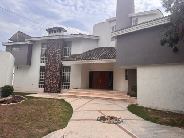 Amplia casa al norte de Saltillo para familia, oficina o escuela