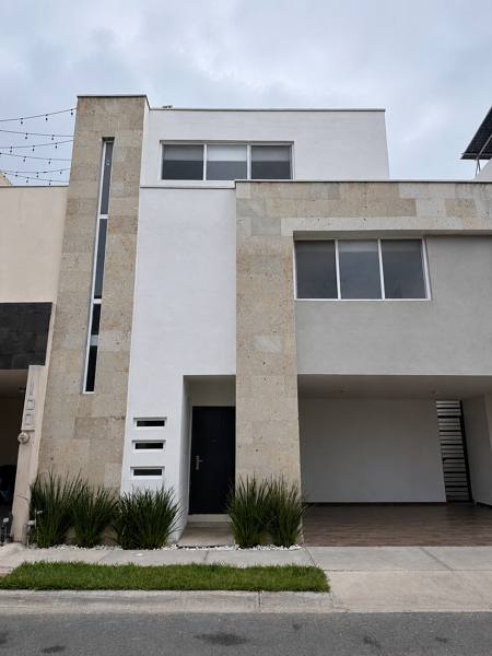 Hermosa Casa en VENTA en Privada Los Encinos - Carr. Nacional 3 rec 3.5 baños