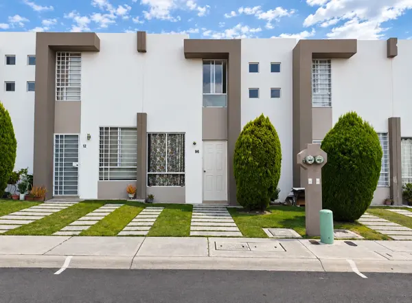 Casa en Venta en Querétaro, Fraccionamiento Cerrado con Jardín