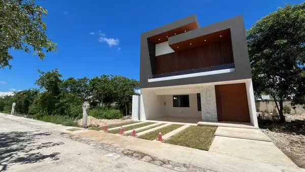 CASA EN VENTA MERIDA, EQUIPADA EN TEMOZON NORTE, PRIVADA