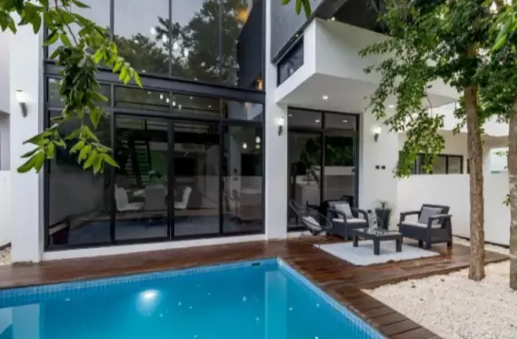 Remate Bancario: Casa en Playa del Carmen con Jardín y Piscina