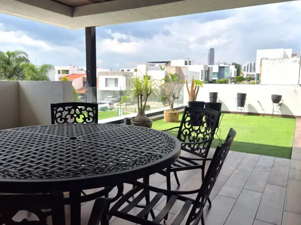 CASA EN VENTA EN LOMAS DE ANGELÓPOLIS II CON RECÁMARA EN PLANTA BAJA