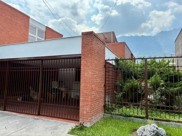 Casa sin amueblar en renta frente al parque Bosques del Valle