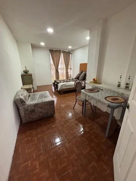 Renta habitación amueblada con servicios, área de cocina.  Santa Cruz Buenavista. Zavaleta y 25 Pte