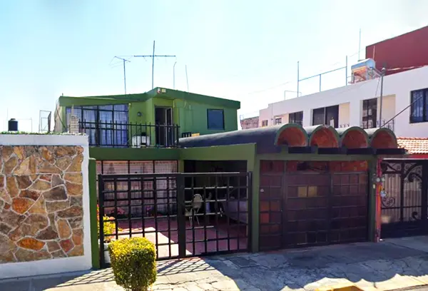 Casa en remate bancario, ubicación estratégica en Jardines de San Manuel, Puebla