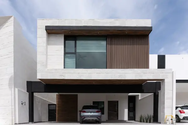 Residencia Nueva de 360 m² en Rincón de Alcántara | 4 Recámaras, Jardín y Cochera para 3 Autos