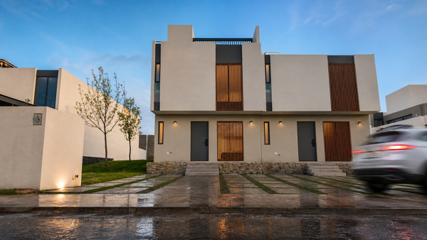 Casa en venta en Juriquilla, 3 Recámaras, 2.5 Baños, 2 Autos, Gran Ubicación !! — foto 1 de 15