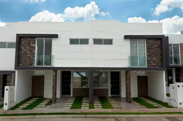 Hermosa Casa en Juriquilla San Isidro, Doble Altura, 3 Recamaras, Jardín, Bar.. — foto 1 de 23