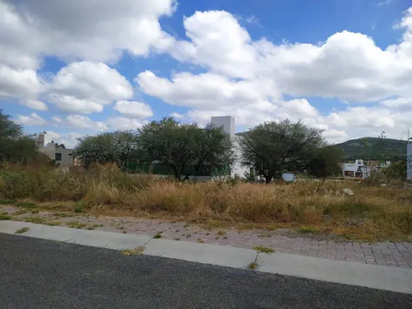 Se Vende Terreno en Colinas de Juriquilla, 200 m2 , para hacer tu nuevo hogar !! — foto 1 de 4