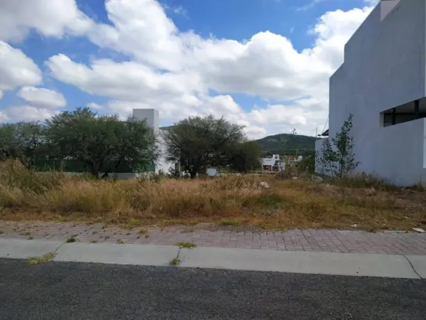 En Venta Terreno en Colinas de Juriquilla, 200 m2 , para hacer tu nuevo hogar !! — foto 1 de 4