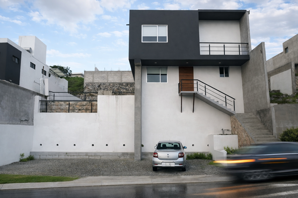 Residencia de Autor en Real de Juriquilla, Terreno 412 m2, DOBLE ALTURA, CtoServ — foto 1 de 12