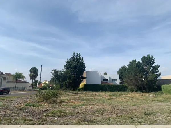 En Venta Hermoso Terreno en El Campanario, 1,282 m2, Listo para Construir. — foto 1 de 3