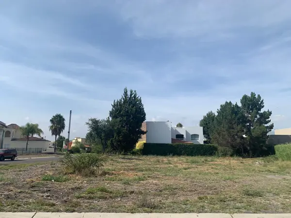 Se Vende Hermoso Terreno en El Campanario, 1,282 m2, Listo para Construir. — foto 1 de 3