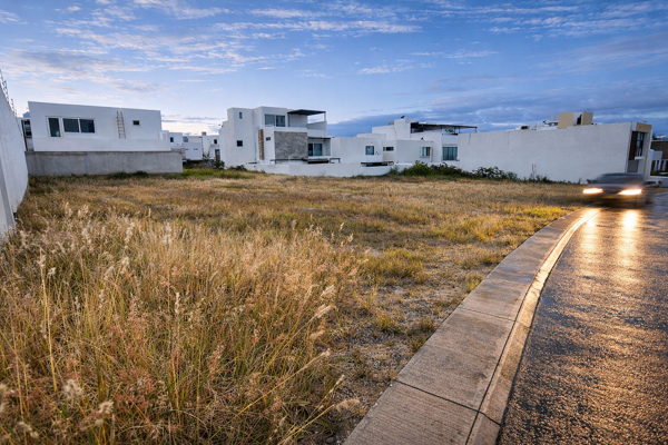Venta de Terrenos en Lomas de Juriquilla, 4 Terrenos de 260 m2 C.U, Oportunidad.