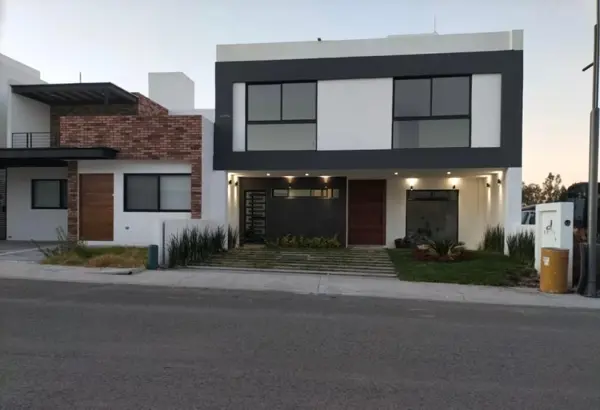 Se Vende Residencia en Lomas de Juriquilla, Doble Altura, Roof Garden, C.340 M2 — foto 1 de 10