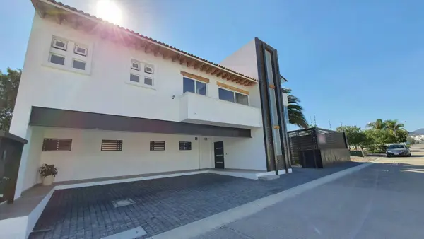 Residencia en Juriquilla Campestre, Roof Garden, Cto Serv, Jardín, T.315 m2 — foto 1 de 17