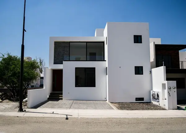 Estrena Residencia en Lomas de Juriquilla, Sótano, 4ta Recamara en PB, Cto Serv — foto 1 de 21