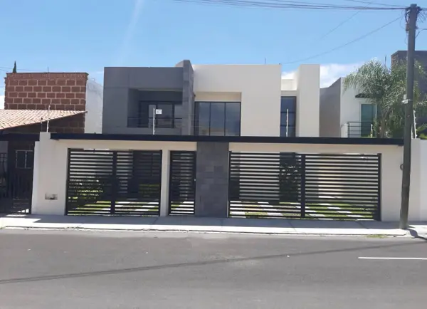 Preciosa Residencia en PRIVADA JURIQUILLA, Dobles Alturas, 4ta Recamara en PB.. — foto 1 de 17