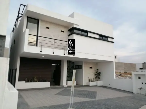 Se Vende Casa en Lomas de Juriquilla, 4 Habitaciones, Roof Garden, Doble Altura — foto 1 de 32