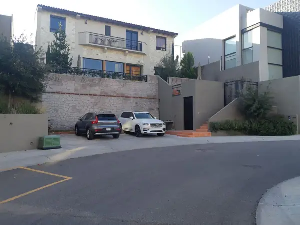 Preciosa Residencia en Misión San Jerónimo, Doble Altura, Jardín, 300 m2 — foto 1 de 25