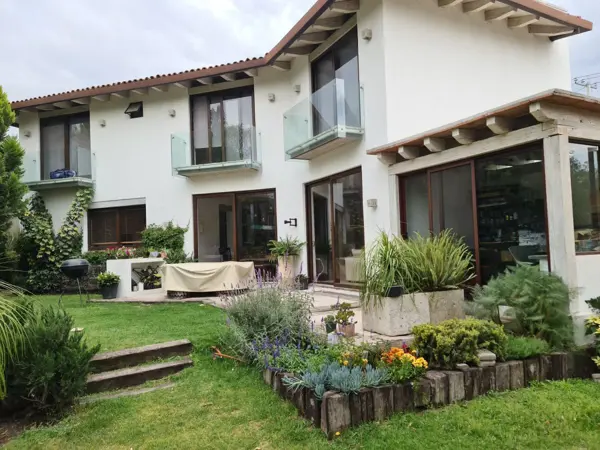 En Venta de Preciosa Residencia en BALVANERA Club Hipico, Diseño de Autor — foto 1 de 42