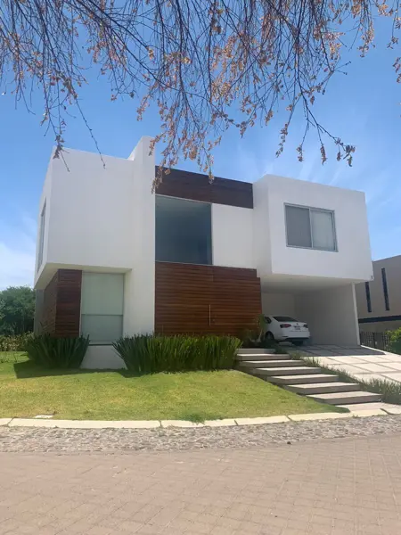 Se Vende Residencia en El Campanario, Diseño de Autor, Gran Ubicación !! — foto 1 de 12