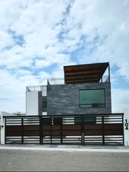 Se Vende Casa en Grand Juriquilla, Oficina o 4ta Recamara en PB, 4 Baños, Jardín — foto 1 de 16