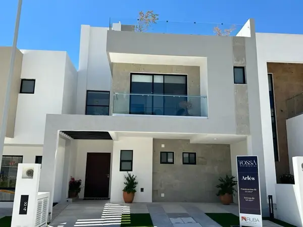 Venta de Casas en El Refugio, Roof Garden, 3 Recamara, 5.5 Baño, Cuarto de Juego — foto 1 de 36