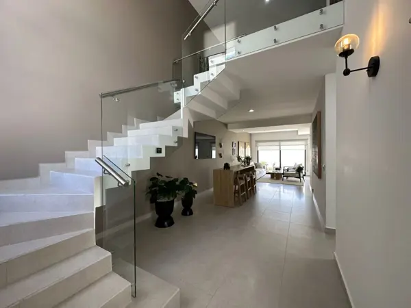 Venta de Casas en El Refugio, Doble Altura, 3 Recamaras, Jardín, Equipada, Lujo — foto 1 de 28