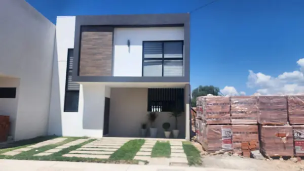Casa en Venta en Hacienda Carlota, 3 Recamaras, 2.5 Baños, Jardín, Vestidor — foto 1 de 12