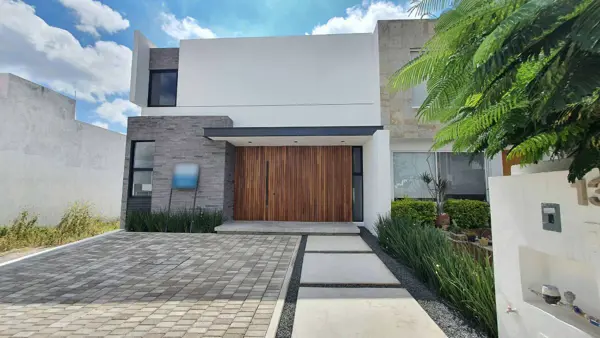 Venta de Casas en Grand Juriquilla, Diseño de Autor, 3 Habitaciones, Gran Jardín — foto 1 de 40